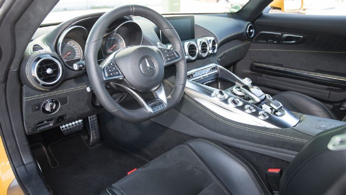 Η ποιότητα και η πολυτέλεια, συναντούν
τη σπορ ατμόσφαιρα στο cockpit σχεδίασης, εσωτερικό της AMG GT S.
