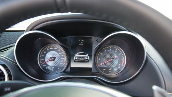 O πίνακας οργάνων θα μπορούσε να είναι πιο high tech αισθητικής για τα δεδομένα της κλάσης και της τιμής της AMG GT S. 
