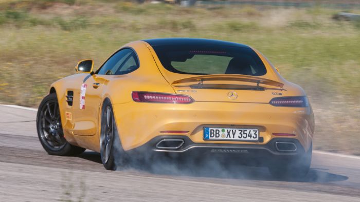 Ο V8 των 510 ίππων μπορεί εύκολα να... εξαφανίσει τα πίσω ελαστικά. Ο V8 των 510 ίππων μπορεί εύκολα να... εξαφανίσει τα πίσω ελαστικά.