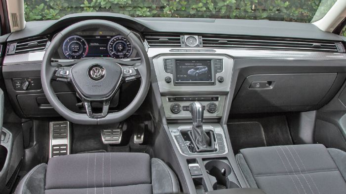 Ανάμεσα σε Octavia και A4 βρίσκεται το Passat και ίσως πιο κοντά προς το Audi: χωρίς εκπλήξεις αλλά κομψή η σχεδίαση και προσεγμένη η ποιότητα. Ανάμεσα σε Octavia και A4 βρίσκεται το Passat και ίσως πιο κοντά προς το Audi: χωρίς εκπλήξεις αλλά κομψή η σχεδίαση και προσεγμένη η ποιότητα.