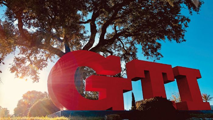 Tρία γράμματα, μια ολόκληρη ιστορία: ο κωδικός GTI είναι συνυφασμένος με τη Volkswagen και το DNA της, αποτελώντας και μεγάλο εμπορικό όπλο.