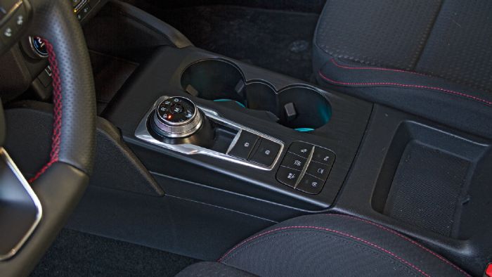 Το 8τάχυτο αυτόματο κιβώτιο του Focus έχει άμεση απόκριση ιδιαίτερα στη θέση Sport του συστήματος παραμετροποίησης και ταιριάζει «γάντι» με τον οδηγοκεντρικό χαρακτήρα του.
