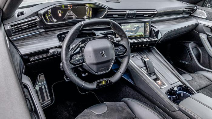 Πάνω από το μικρό τιμόνι του Peugeot i-Cockpit βλέπουμε τον πίνακα οργάνων σαν HUD, ενώ η κεντρική κονσόλα είναι ελαφρώς στραμμένη προς τον οδηγό. Πάνω από το μικρό τιμόνι του Peugeot i-Cockpit βλέπουμε τον πίνακα οργάνων σαν HUD, ενώ η κεντρική κονσόλα είναι ελαφρώς στραμμένη προς τον οδηγό.