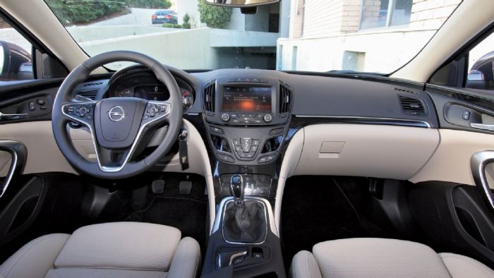 Καλή ποιότητα υλικών και συναρμογή και για το εσωτερικό του Opel Insignia. Κερδίζει πόντους με την μοντέρνα σχεδίασή του.