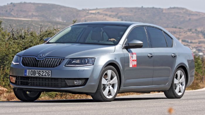 Σταθερή υπό πίεση είναι η Skoda Octavia στο δρόμο.