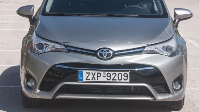 Δυναμικό και όμορφο είναι το μπροστινό μέρος του Toyota Avensis, δεν θυμίζει σε τίποτα το κάπως συντηρητικό παρελθόν του.
Δυναμικό και όμορφο είναι το μπροστινό μέρος του Toyota Avensis, δεν θυμίζει σε τίποτα το κάπως συντηρητικό παρελθόν του.