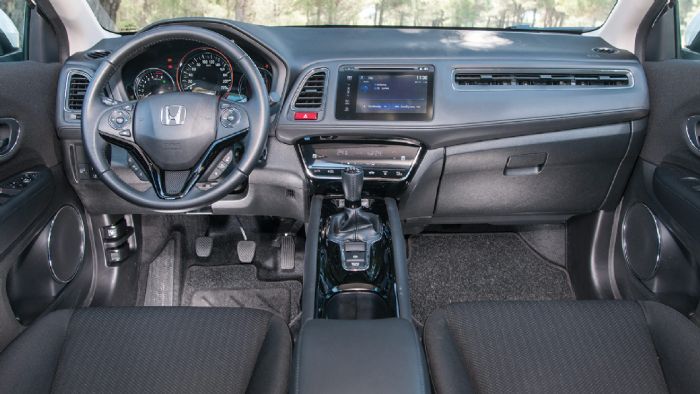 Λιτό σχεδιαστικά είναι το εσωτερικό του Honda HR-V, όμως οδηγοκεντρικό χάρη στην στραμμένη προς τον οδηγό κεντρική κονσόλα. High-tech νότα δίνουν τα κουμπιά αφής του κλιματισμού.
