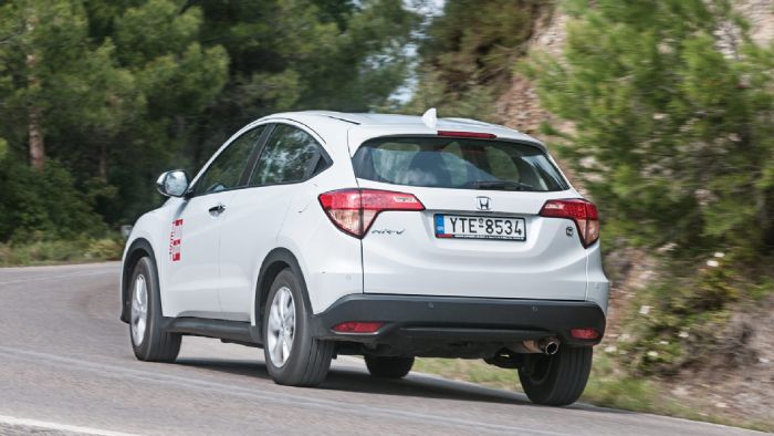 Σβέλτο και με αυξημένα όρια πρόσφυσης το Honda HR-V. To τιμόνι πλούσιο σε πληροφόρηση, η ανάρτηση σχετικά σφιχτή, τα φρένα κορυφαία.
