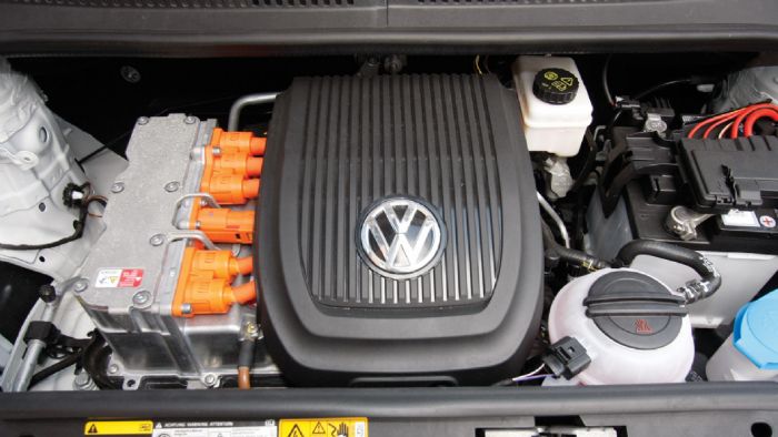 O κινητήρας αποδίδει 82 ίππους και κινείται από μπαταρίες χωρητικότητας 18,7 kWh. 