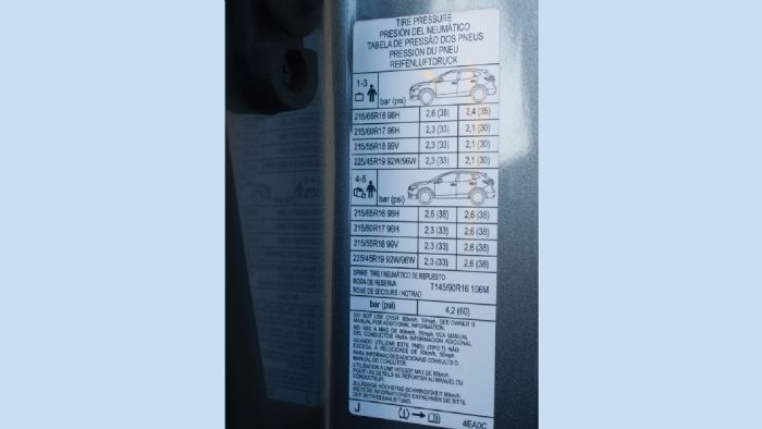 Η σωστή πίεση για τα ελαστικά βρίσκεται σε ειδικά αυτοκόλλητα, είτε στην πόρτα του οδηγού (φώτο), είτε στο καπάκι της τάπας της βενζίνης.