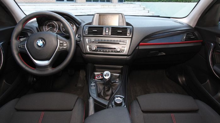 Η BMW 116d διαθέτει κι αρκετά σπορτίφ οδική συμπεριφορά, δυνατότητα που υποβοηθάτε από το στιβαρό πλαίσιο και το κοφτερό τιμόνι.