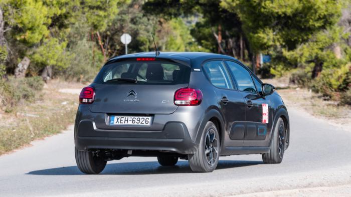 Στο Citroen C3 είναι ξεκάθαρη η έμφαση που έχει δοθεί στην άνεση, η οποία προκύπτει  από τη μαλακή ανάρτηση και τα αναπαυτικά καθίσματα.