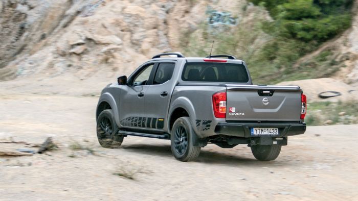 Αρχοντικό είναι στο πάτημά του το Navara N-Guard εντός δρόμου όμως όταν πατάει χώμα κυριολεκτικά διαπρέπει.