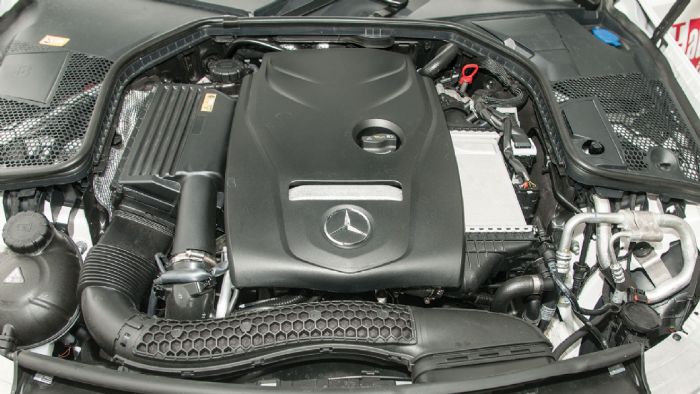 O 4κύλινδρος 1,6 λίτρων κινητήρας της Mercedes είναι επαρκής για τον χαρακτήρα της C 180 Coupe. Συνδυάζεται με το 7τάχυτο κιβώτιο  7G TRONIC 
PLUS