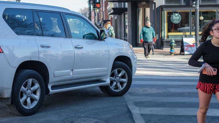 Τα SUV χτυπούν συχνότερα πεζούς όταν στρίβουν 