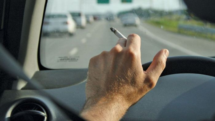 Το κάπνισμα στο τιμόνι κρύβει κινδύνους.