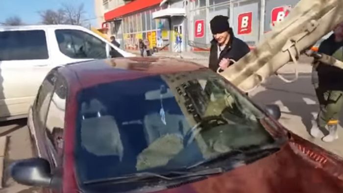 Υπάρχει καλύτερος τρόπος να εκδικηθείς τη γυναίκα σου από το να της γεμίσεις με τσιμέντο το αυτοκίνητο;