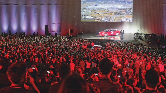 Χιλιάδες κόσμου κατά την παρουσίαση του νέου Model 3.Ο Musk δηλώνει: Αυτή είναι μια πολύ σημαντική μέρα για την εταιρεία μας.