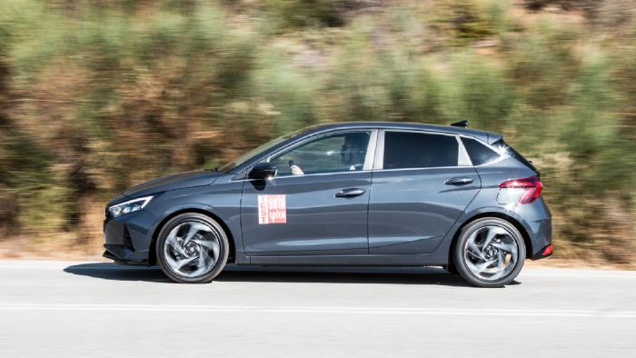 Το Hyundai i20 εμφανίζει λογικές κλίσεις σε δρόμο με στροφές και είναι ουδέτερο και ασφαλές υπό πίεση.
Το Hyundai i20 εμφανίζει λογικές κλίσεις σε δρόμο με στροφές και είναι ουδέτερο και ασφαλές υπό πίεση.