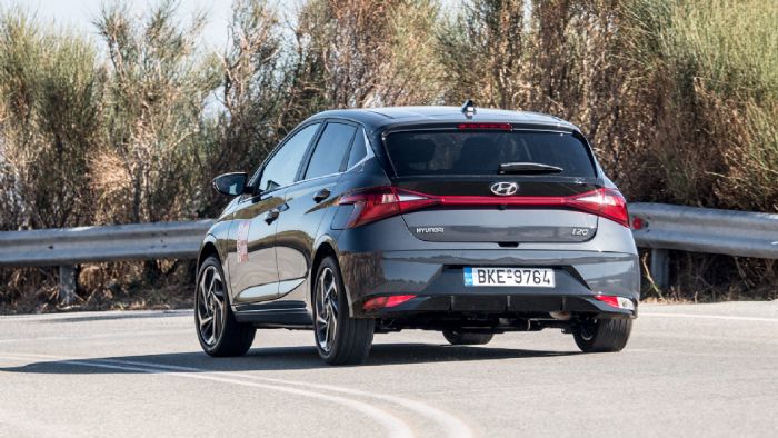 Η σχετικά σφιχτή ανάρτηση επιτρέπει στο Hyundai i20 να παρουσιάσει ένα πιο ενδιαφέρον οδηγικό προφίλ σε εκτός πόλης διαδρομές, χωρίς ωστόσο να «ξεχνά» και τον ευχάριστο και ευέλικτο αστικό του προσαν Η σχετικά σφιχτή ανάρτηση επιτρέπει στο Hyundai i20 να παρουσιάσει ένα πιο ενδιαφέρον οδηγικό προφίλ σε εκτός πόλης διαδρομές, χωρίς ωστόσο να «ξεχνά» και τον ευχάριστο και ευέλικτο αστικό του προσαν