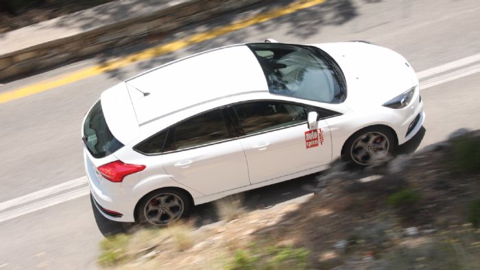 Το φρεσκαρισμένο Focus ST «κάνει μπαμ» από μακριά χάρη δείχνοντας πιο τσαμπουκαλίδικο και ψαρωτικό. Το φρεσκαρισμένο Focus ST «κάνει μπαμ» από μακριά χάρη δείχνοντας πιο τσαμπουκαλίδικο και ψαρωτικό.