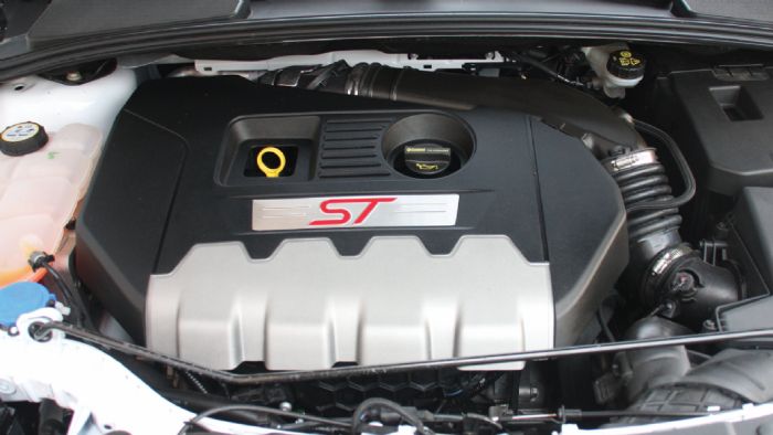 Ο κινητήρας του βενζινοκίνητου Focus ST συνεχίζει το ίδιο δυνατός και εύηχος, αλλά με καλύτερη απόκριση σε όλη την κλίμακα των στροφών.
