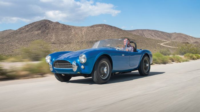 Η Shelby Cobra εφοδιάζεται με V8 κινητήρα 4,3 λτ., ο οποίος χρειάζεται 4,2 δλ. για το 0-60 μ./ώρα (96 χλμ./ώρα)
