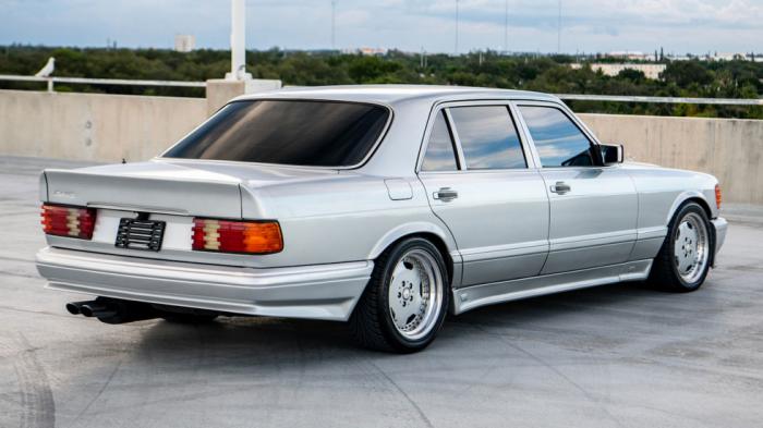 Το διακριτικό bodykit της AMG και οι ζάντες AMG Aero III της OZ Racing ξεχωρίζουν την 560 SEL 6.0 AMG από τις «απλές» S-Class της εποχής. Το διακριτικό bodykit της AMG και οι ζάντες AMG Aero III της OZ Racing ξεχωρίζουν την 560 SEL 6.0 AMG από τις «απλές» S-Class της εποχής.