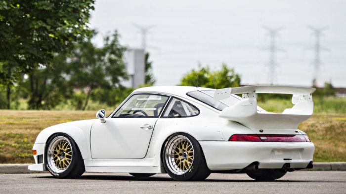 Η Porsche 911 GT2 Evo είναι σειράς 993 και φτιάχτηκε το 1996. Είναι πανομοιότυπη με την αγωνιστική της έκδοση, διαθέτοντας μεγάλο μπροστά splitter, φουσκωμένα φτερά και φυσικά μια τεράστια πίσω αεροτομή. Η Porsche 911 GT2 Evo είναι σειράς 993 και φτιάχτηκε το 1996. Είναι πανομοιότυπη με την αγωνιστική της έκδοση, διαθέτοντας μεγάλο μπροστά splitter, φουσκωμένα φτερά και φυσικά μια τεράστια πίσω αεροτομή.