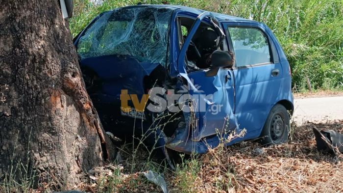 Οι εικόνες μαρτυρούν τη σφοδρότητα της μετωπικής πρόσκρουσης του ΙΧ που οδηγούσε ο 19χρονος με το δέντρο.