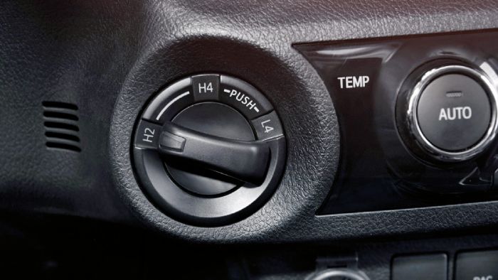 Ακολουθώντας τη μόδα των καιρών, ο δεύτερος επιλογέας για την τετρακίνηση που υπήρχε στην προηγούμενη γενιά αντικαθίσταται από περιστροφικό διακόπτη, από τον οποίο επιλέγονται και οι κοντές σχέσεις.
