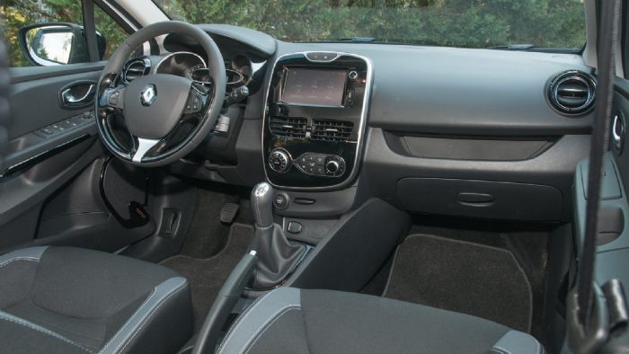 Kαμία αλλαγή στην καμπίνα του Renault Clio, που παραμένει μοντέρνα και πρακτική.
