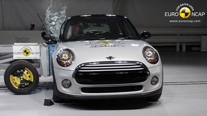 Το Mini δεν κατάφερε να πάρει 5 αστέρια, κυρίως λόγω της μέτριας επίδοσής του στην δοκιμασία της πλευρικής πρόσκρουσης. Το Mini δεν κατάφερε να πάρει 5 αστέρια, κυρίως λόγω της μέτριας επίδοσής του στην δοκιμασία της πλευρικής πρόσκρουσης.