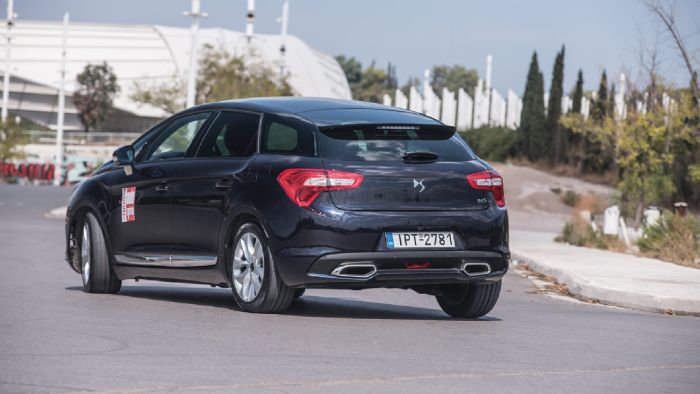 Στις στροφές, παρά το βάρος του το DS 5 στρίβει με αυτοπεποίθηση και κρατά γερά, χωρίς να έχει μεγάλες κλίσεις. Στις στροφές, παρά το βάρος του το DS 5 στρίβει με αυτοπεποίθηση και κρατά γερά, χωρίς να έχει μεγάλες κλίσεις.