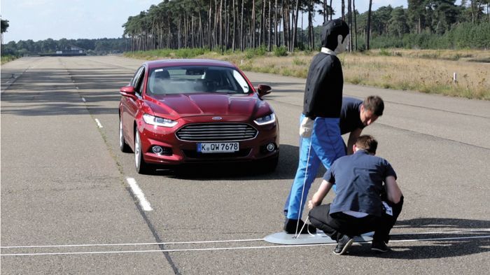 Για πρώτη φορά στην κατηγορία, το νέο Mondeo έρχεται με σύστημα αυτόματης πέδησης, το οποίο είναι σε θέση ακόμη και να ξεχωρίσει τους πεζούς από άλλα αντικείμενα του δρόμου.