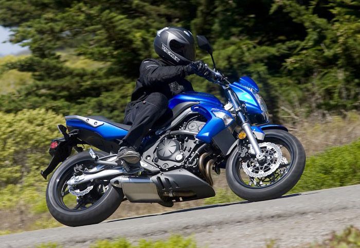 Το ER-6n του 2010/11 είναι φθηνότερο κατά 1.000 ευρώ και κοστίζει πλέον 5.990 ευρώ.
