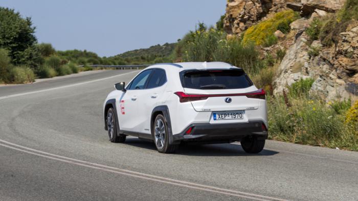 Η ανάρτηση του Lexus UX 300e έχει μαλακή σχετικά ρύθμιση και εξασφαλίζει πολύ καλά επίπεδα άνεσης, χωρίς να στερεί από το ιαπωνικό μοντέλο και έναν οδηγοκεντρικό χαρακτήρα.