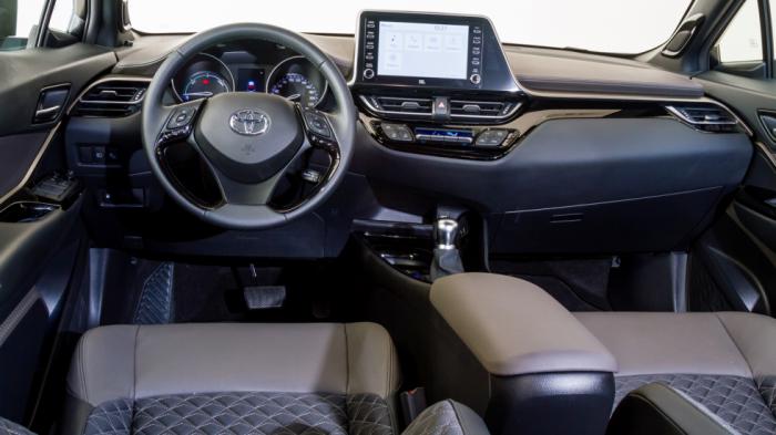 Η ξεχωριστή εμφάνιση αποτελεί το βασικό χαρακτηριστικό του Toyota C-HR που εντυπωσιάζει με την κουπέ αισθητική του πίσω μέρους και τις έντονες και ακανόνιστες ακμές που φέρει σε όλα τα τμήματά του.