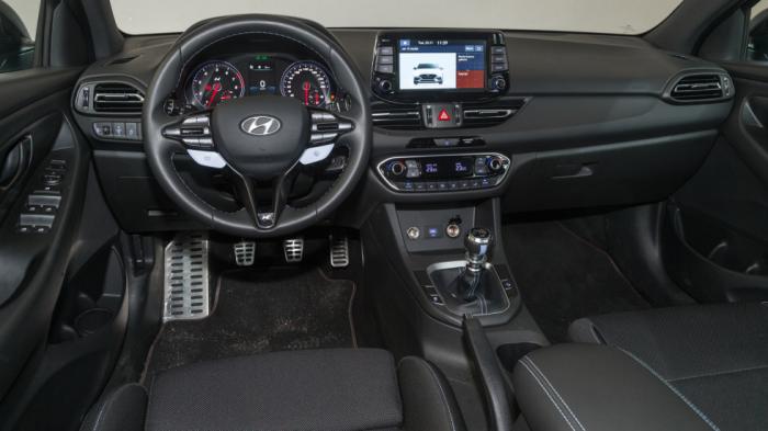Το εσωτερικό του Hyundai i30 N διαφέρει αρκετά σε σχέση με τις απλές εκδόσεις του, προβάλλοντας έναν έντονα σπορ και ακόμα πιο ευχάριστο γενικότερα διάκοσμο. Ποιοτικά είναι πολύ καλό, με τα μαλακά υλικά να έχουν προσεγμένη συναρμογή.