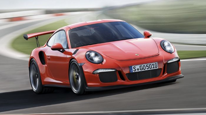 Η GT3 RS εξοπλίζεται με 7άρι κιβώτιο διπλού συμπλέκτη PDK και κάνει το 0-100 χλμ./ώρα σε 3,3 δλ., ενώ χρειάζεται 10,9 δλ. για να πραγματοποιήσει το 0-200 χλμ./ώρα.