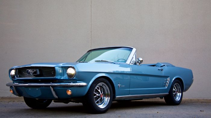 Η αμερικάνικη εταιρεία Revology Cars φτιάχνει στο χέρι την πρώτη Mustang του 1964 και την «γεμίζει» με σύγχρονη τεχνολογία.