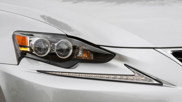 Η βασική αλλαγή στο αμάξωμα του 2015 IS είναι η προσθήκη σε αυτό προβολέων ομίχλης LED.