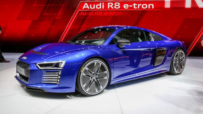 Ένα χρόνο μετά την παρουσίασή του οι πωλήσεις του R8 e-tron δεν ξεπέρασαν τις 100 με αποτέλεσμα η Audi να αποφασίσει την παύση της παραγωγής του
