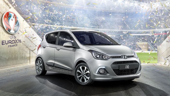 Το νέο Hyundai i10 GO! διαθέτει μαύρο γυαλιστερό φινίρισμα στην κεντρική του κονσόλα, μπλε ραφές σε καθίσματα, τιμόνι και επιλογέα και πίσω φιμέ τζάμια. Οι διαφορετικής σχεδίασης τροχοί του είναι αλουμινένιοι.