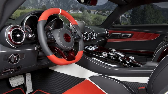 Το εσωτερικό της GT S εμπλουτίστηκε με ένθεμα από ανθρακονήματα στο τιμόνι, πεντάλ αλουμινίου, κεντημένα λογότυπα, καθώς και δέρμα και carbon στις πόρτες. 