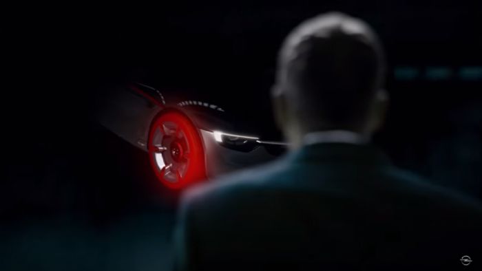 Ο κόκκινος εμπρός τροχός του GT Concept που φαίνεται για λίγο, φέρνει στο νου τη μοτοσικλέτα Opel Motoclub 500, η οποία εμφανίστηκε με δύο κόκκινα ελαστικά το 1928. 