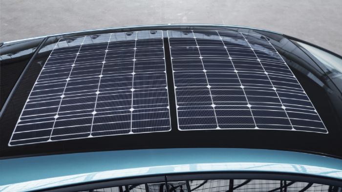 Το Prius είναι το 1ο μοντέλο μαζικής παραγωγής με ηλιακά πάνελ, τα οποία στέλνουν την ενέργεια που παράγουν στη μπαταρία. Ανάλογα με τις συνθήκες ηλιοφάνειας, η μέση απόσταση που μπορεί να διανυθεί με μία φόρτιση είναι από 2,9 ως 6,1 χλμ. 