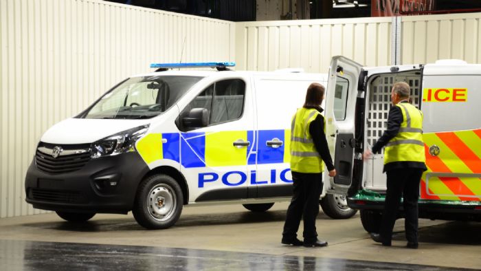 Μοντέλα όπως τα Corsa, Astra, Insignia, Mokka, Combo, Movano και Vivaro δέχονται τον απαραίτητο εξοπλισμό για να υπηρετήσουν τις δυνάμεις της αστυνομίας και της πυροσβεστικής, ενώ εκεί γίνονται και τα ασθενοφόρα.