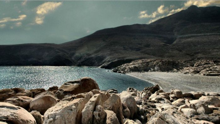 Οι επώνυμοι πάνε Τήνο 