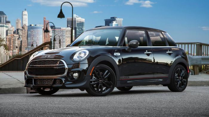 Το Mini Carbon Edition διαθέτει μηχανικές βελτιώσεις από τη John Cooper Works, με αποτέλεσμα να αποδίδει 210 ίππους και 300 Nm ροπής 